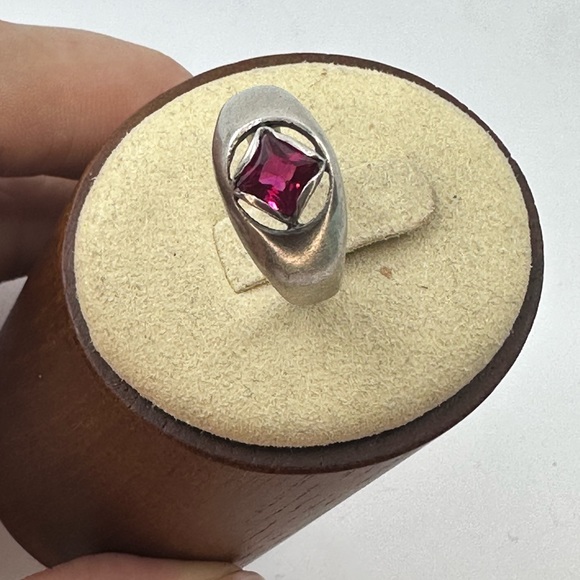 Sz. 6.75 Vintage 925 Sterling Silver Ring with Genuine Garnet - Picture 4 of 9